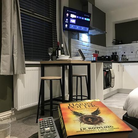 Contemporary 1 Bed Studio For Comfy Stay In Wigan Eksteriør billede